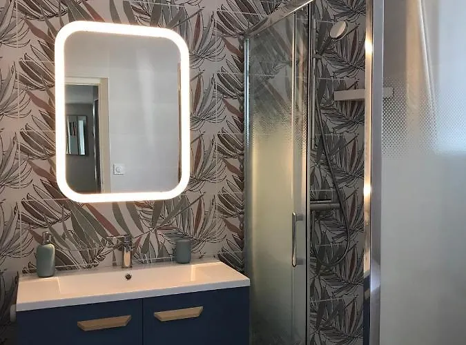 Avec Patio Au Centre De Royan, Proche Et Marche, Parking דירה *