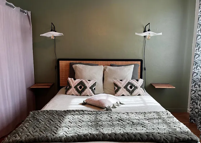 Avec Patio Au Centre De Royan, Proche Et Marche, Parking *