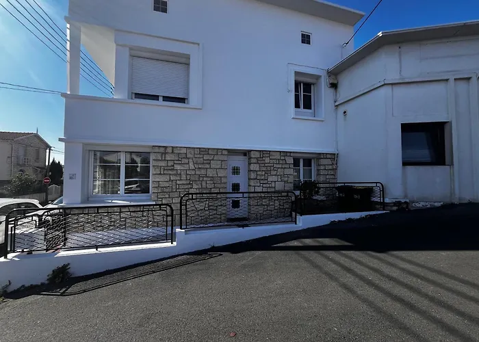 Avec Patio Au Centre De Royan, Proche Et Marche, Parking